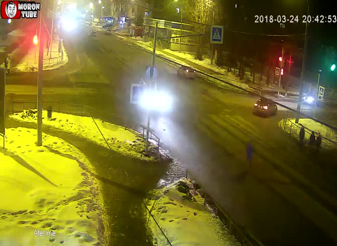 Video :Russia - a youngster gets tragically plowed down while crossing the street